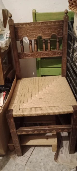 Silla de madera tallada con asiento de cuerda