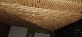 Silla de madera tallada con asiento de cuerda
