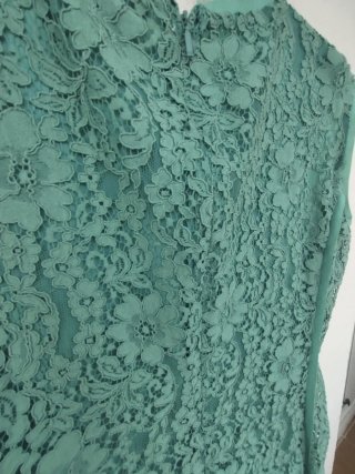 Vestido de blonda Purificación García verde hoja