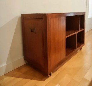 Mueble bajo para TV de madera de teca.