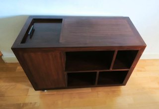 Mueble bajo para TV de madera de teca.