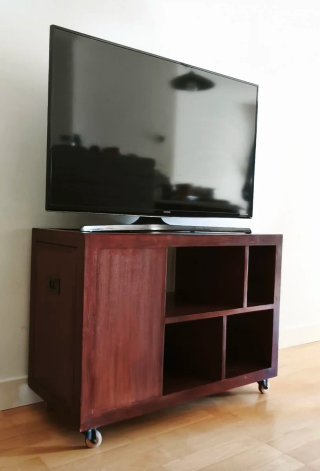 Mueble bajo para TV de madera de teca.