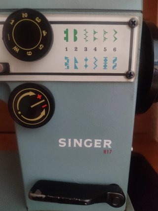 Máquina de coser Singer 817 vintage y armario