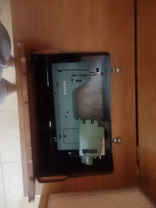 Máquina de coser Singer 817 vintage y armario
