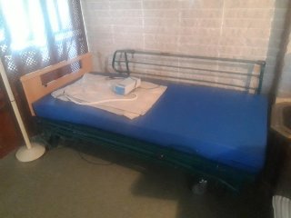 Cama articulada hospitalaria con carro elevador