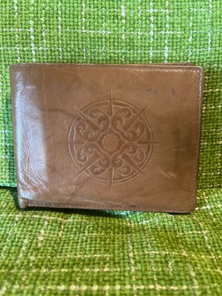 Cartera de hombre marrón con brújula