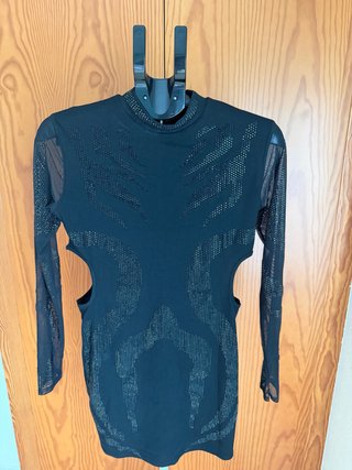 Vestido negro con pedrería y transparencias