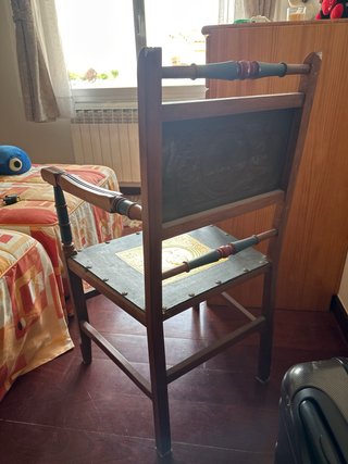 Silla antigua con detalles dorados