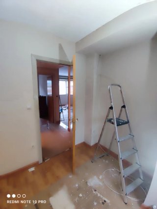 Se realiza trabajo de pintura y parquet. Etc...