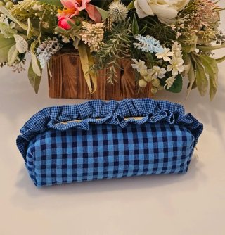 Estuche azul de cuadros con volantes