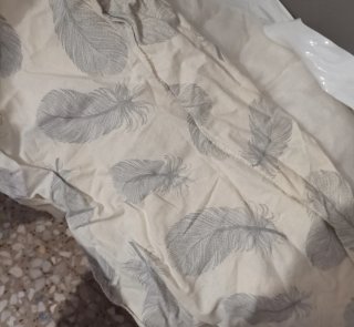Cojín de lactancia con estampado de plumas