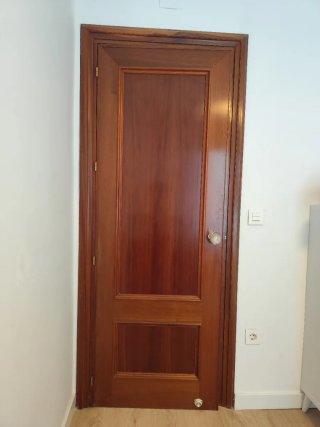 3 puertas madera con cristal y 2 macizas