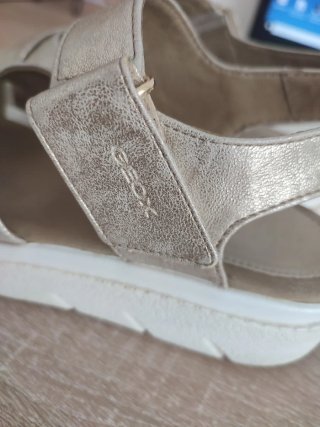 Sandalias Geox de color champagne
