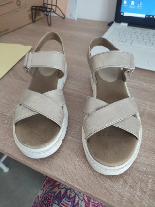 Sandalias Geox de color champagne