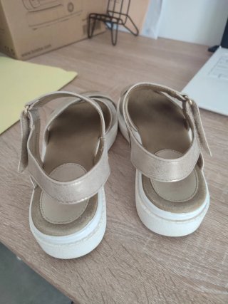 Sandalias Geox de color champagne