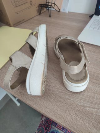 Sandalias Geox de color champagne
