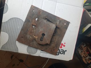 Cerradura antigua de hierro de sobreponer.