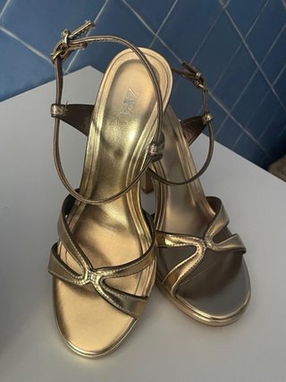 Sandalias de tacón Zara doradas