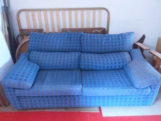Sofá grande azul de tela
