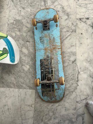 Skate junto a Tabla Decorada