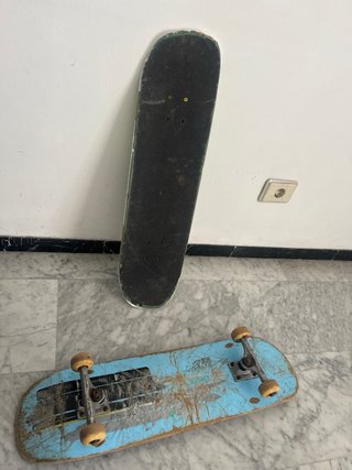 Skate junto a Tabla Decorada