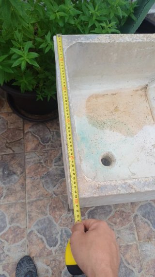 Pila de lavar de piedra con patas