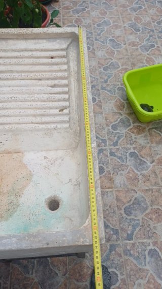 Pila de lavar de piedra con patas
