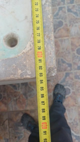 Pila de lavar de piedra con patas