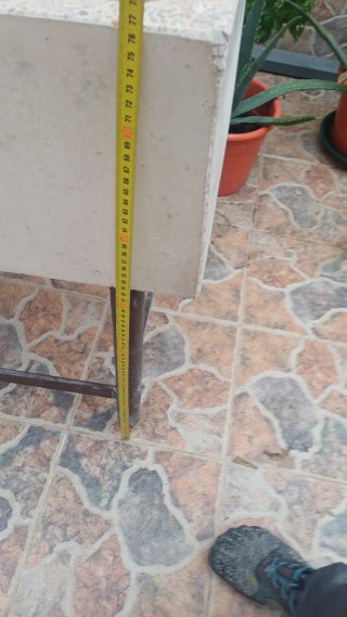 Pila de lavar de piedra con patas