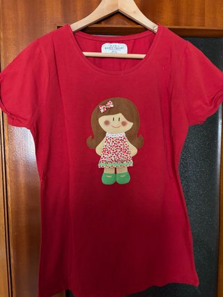 Camiseta Roja Zara con bordado de muñeca