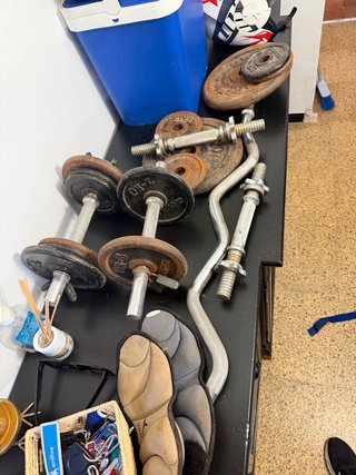 Kit de pesas, barra y mancuernas
