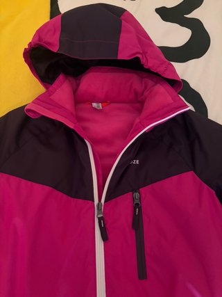 Mono de nieve rosa
