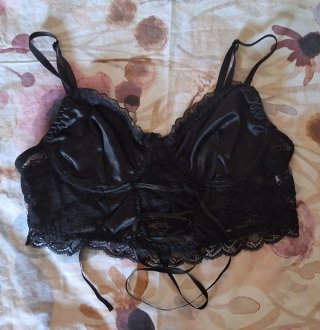 Crop top encaje negro con lazada