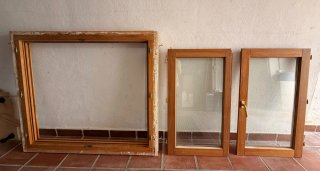 Ventana de madera con marco