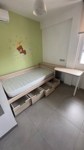 Cama individual con escritorio