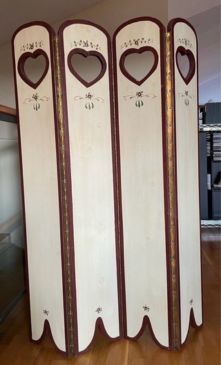 Biombo de madera con corazones