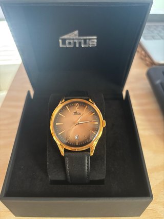 Reloj Lotus Dorado y Negro