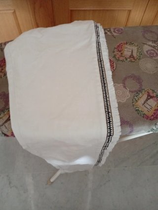 Pantalón blanco con detalle de flecos