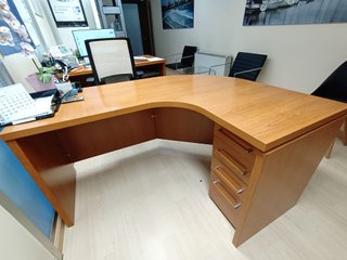 Mesa de oficina redonda de madera