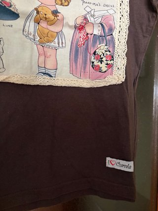 Camiseta Marrón con Estampado Vintage Bordado