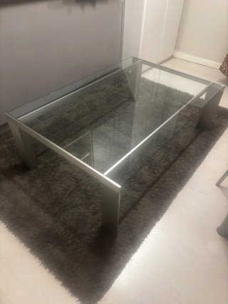 Mesa Stua, de centro con sobre de cristal