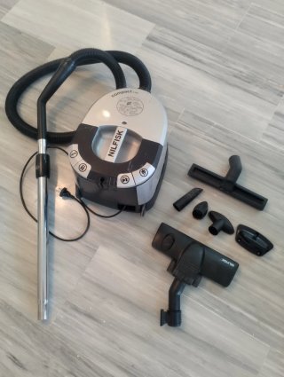 Aspiradora NILFKISK Compact con accesorios.