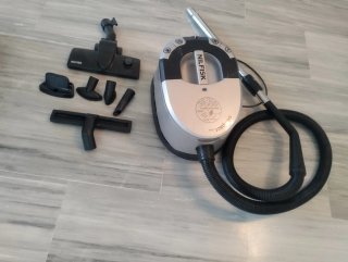 Aspiradora NILFKISK Compact con accesorios.