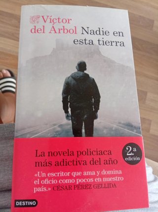 Nadie en esta tierra – Víctor del ÁrbolNadie en es