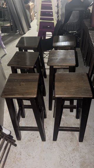 Taburetes de madera a 15€ cada uno
