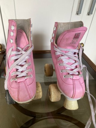Patines de cuatro ruedas color rosa