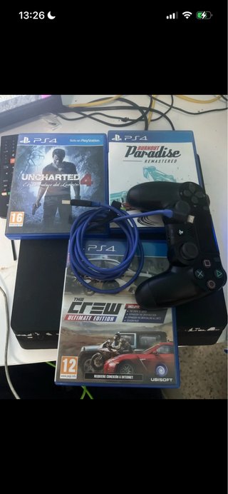 PlayStation 4 (PS4) con juegos y mando