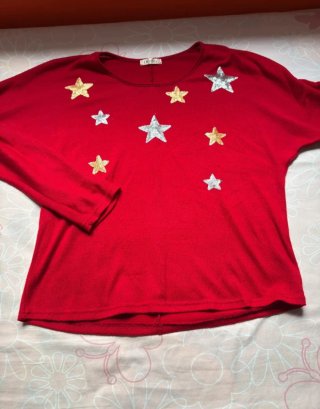 Jersey rojo con estrellas doradas y plateadas