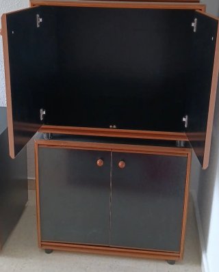Mueble de almacenaje en Granada.precio por los 4.
