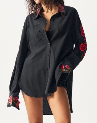 Camisa Negra con Bordado Floral Shein Curve